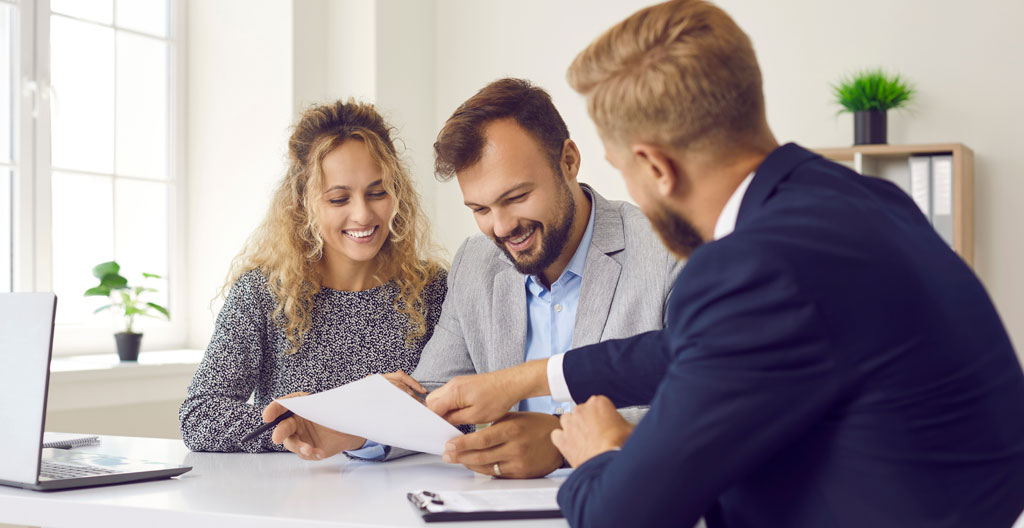Échange entre propriétaire et gestionnaire local à Propriano